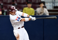 [포토]이적 첫 안타 뽑아내는 키움 이원석