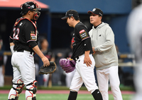 [포토]3회말 강판되는 KT 선발투수 조이현