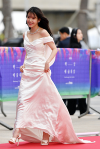 [포토]아름다운 신부를 보는듯 ‘백상예술대상’ 아이유