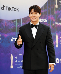 [포토]남자는 엄지....척·· ‘백상예술대상’ 김종국