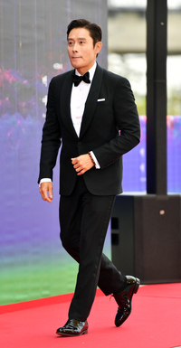 [포토]‘수줍은 등장’ 백상예술대상 이병헌