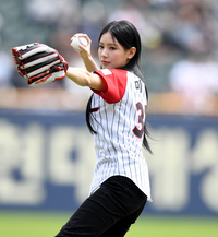 [포토] 시구하는 (여자)아이들 미연, 눈빛은 20승 투수