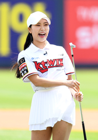 [포토]시구 성공에 환하게 웃는 미스코리아 출신 골퍼 김솔비