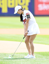 [포토]미스코리아 출신 프로골퍼 김솔비, KT-삼성 경기 시구