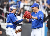 [포토]승리의 하이파이브를 나누는 삼성 김태훈과 이병헌