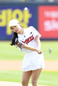 [포토]미스코리아 출신 프로골퍼 김솔비의 시구