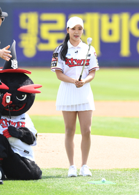 [포토]미스코리아 출신 프로골퍼 김솔비, 포수 미트를 향해!