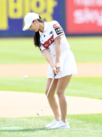 [포토]어프로치 샷으로 시구하는 미스코리아 출신 프로골퍼 김솔비