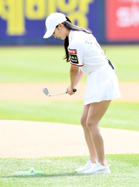 [포토]미스코리아 출신 프로골퍼 김솔비, 이색 시구