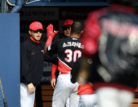 [포토] 김종국 감독 '잘했어'