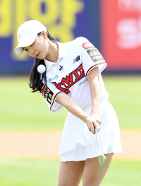 [포토]미스코리아 출신 프로골퍼 김솔비, 멋진 샷으로!