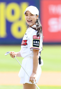 [포토]함박 웃음 짓는 미스코리아 출신 프로골퍼 김솔비