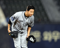 [포토] 양의지 사구에 사과하는 김범수