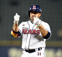 [포토] 7회 안타 로하스 '깜찍한 하트 세리머니'