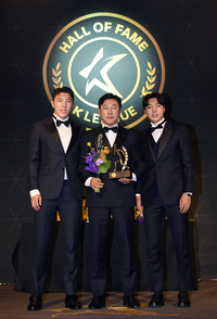 [포토]K리그 명예의 전당 신태용, 두 아들과 함께!