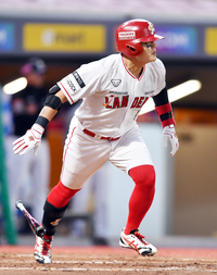 [포토]3회말 1사후 안타로 포문여는 추신수