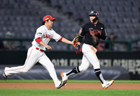 [포토]견제에 걸려 아웃되는 KT 황재균