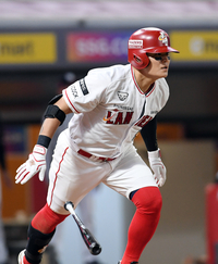 [포토]4안타 경기 만드는 SSG 추신수