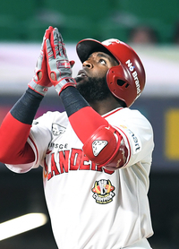 [포토]SSG 에레디아, 역전 3점 홈런 세리머니