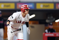 [포토]4타수 4안타 맹타 휘두르는 SSG 추신수