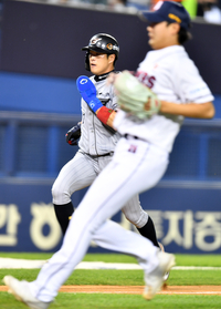 [포토]‘정철원 폭투에 득점하는 노수광’