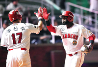 [포토]추신수와 홈런의 기쁨을 나누는 에레디아