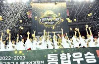 [포토]‘V4 우승모자 던지기 세리머니’