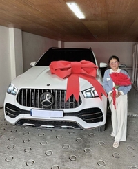 ‘효녀 가인이어라~’ 송가인, 母에 억대 외제차 선물..어버이날 ‘플렉스’