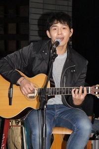 [단독] 싱어송라이터 박원, “일반인 여자친구와 아름다운 만남...커플링 나눠 낀 게 약혼설 와전”