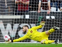 데 헤아 GK의 ‘치명적 실수’...텐 하흐 “그것도 축구의 일부”, 퍼디낸드 “맨유에 적합한 선수인가?”