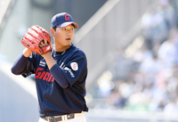 포수에서 투수 전향 4년 차에…나균안, 4월 최고 선수로 우뚝 [공식발표]