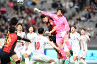 [포토]임상협의 헤더에 앞서 공 쳐내는 골키퍼 이준