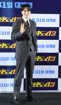 [포토] 이준혁 '부드러운 손인사'