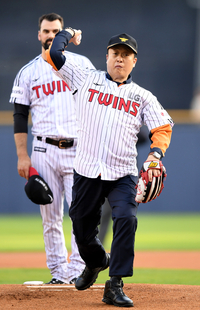 [포토] 시구하는 강남소방서 김경완 소방경