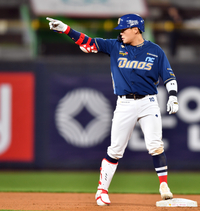 [포토]‘이 화살은.....야구장 찾은 아내에게’ 추격1타점 2루타 박세혁