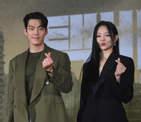 [포토] 김우빈-이솜 '귀여운 하트 포즈'