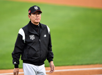 [포토]‘투수들이 요즘 왜 이럴까요?’ 이강철 감독