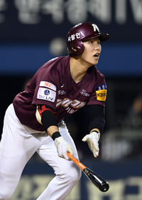 [포토]최성훈 상대 적시타 치는 김혜성