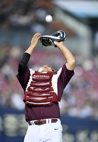 [포토]김민성의 파울 플라이 잡아내는 이지영