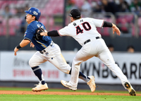 [포토]‘투수에 태그당하는 오영수’