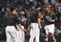 [포토]최원호 감독의 데뷔전 승리 거두는 한화