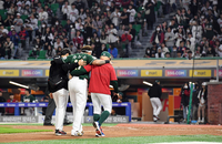 [포토]부상 당한 추신수, 부축 받으며...