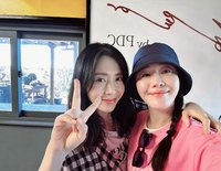 ‘설경구♥’ 송윤아, 제주 카페 오픈하더니.. 절친 문정희-엄지원 방문 ‘훈훈’