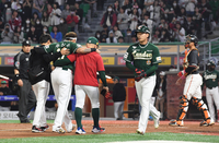 [포토]부상으로 대주자와 교체되는 SSG 추신수