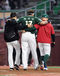 [포토]부상으로 교체되는 SSG 추신수