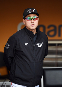 [포토]SSG와의 데뷔전 나서는 한화 최원호 감독