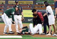 [포토]SSG 추신수, 베이스 밟다가 그만...