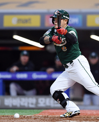 [포토]번트 안타로 출루하는 SSG 추신수