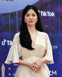 ‘이 언니의 진심’ 송혜교, 12년간 韓알리기 우직한 선행, 전세계 미술관→독립유적지 한글 가이드 후원[SS스타]