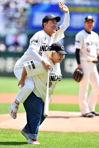 [포토]‘울 부인 최고’ 시구나선 홍윤화, 남편 김민기 업고 퇴장